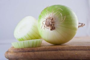 Le jus d’oignon peut-il aider à lutter contre la chute des cheveux ? Voici ce que vous devez savoir