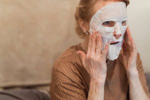Périménopause vs ménopause vs postménopause : comment naviguer dans cette étape de la vie