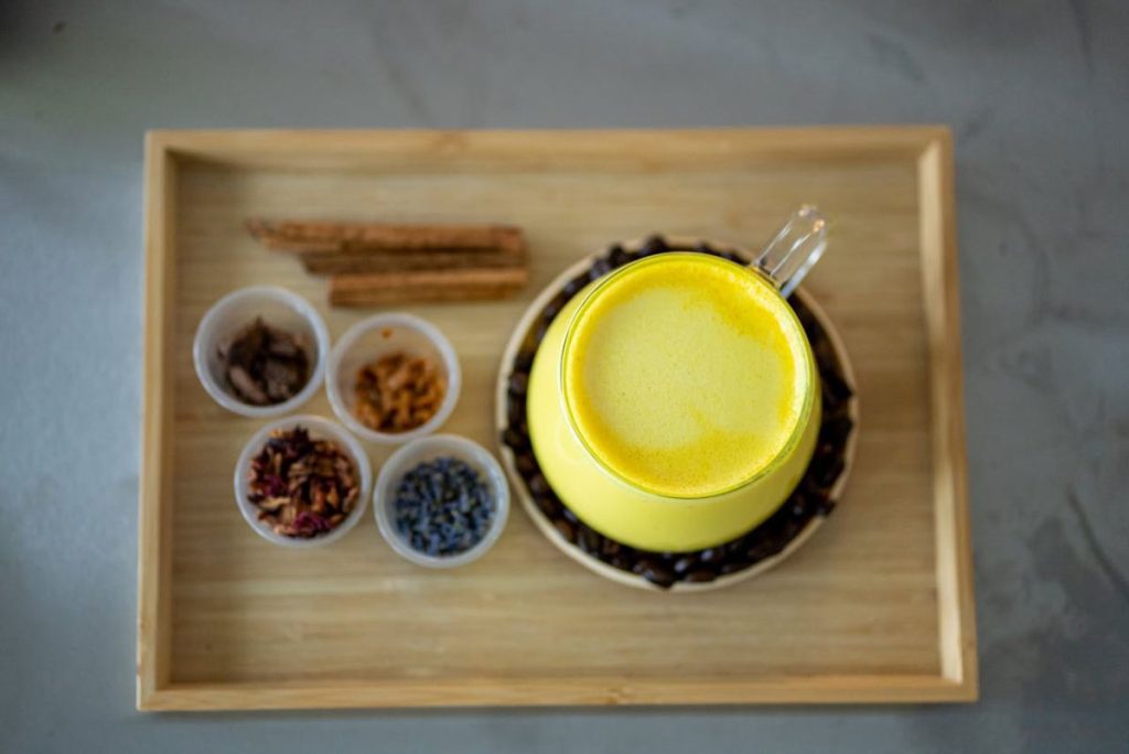 Qu’est-ce que le lait doré et pourquoi tout le monde en boit-il ?